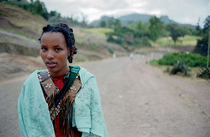 Junges Mädchen auf der Hauptstraße in Lalibela, Äthiopien