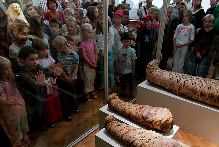 Führung für Kinder vor Mumien im Ägyptischen Museum