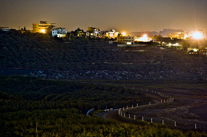 Blick von Metula, Israel, über die Grenze nach dem Dorf Deir Mimas, Libanon